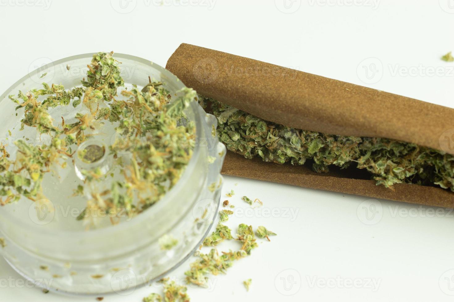 molinillo y papel de tabaco con cannabis para fumar recreativamente legal. el uso de drogas en medicina o atención médica foto