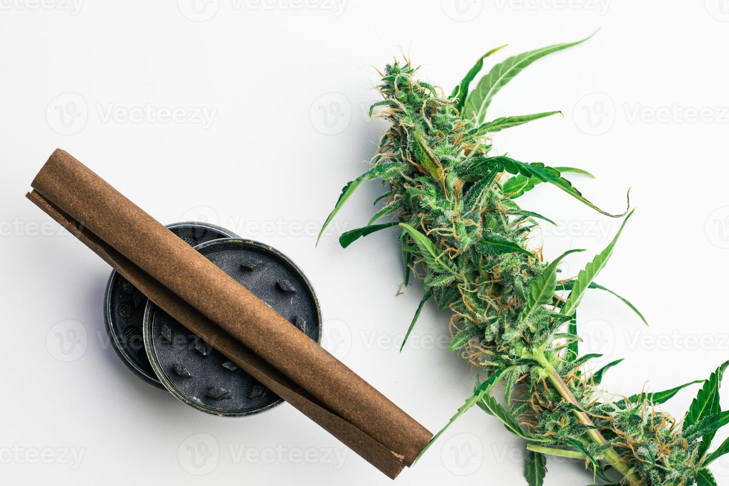 industria legal del cannabis. Marihuana comercial para uso médico. accesorios para fumar. maleza contundente con la planta. vista superior de fondo blanco foto