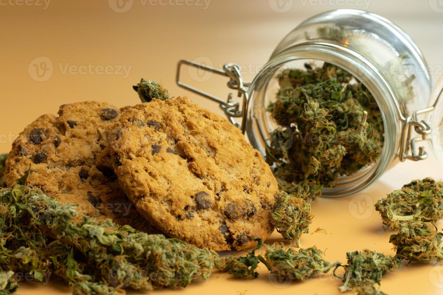 galleta de avena con primer plano de cogollos de cannabis. concepto de producto de marihuana medicinal. el uso en el cuidado de la salud. tarro con hierba foto