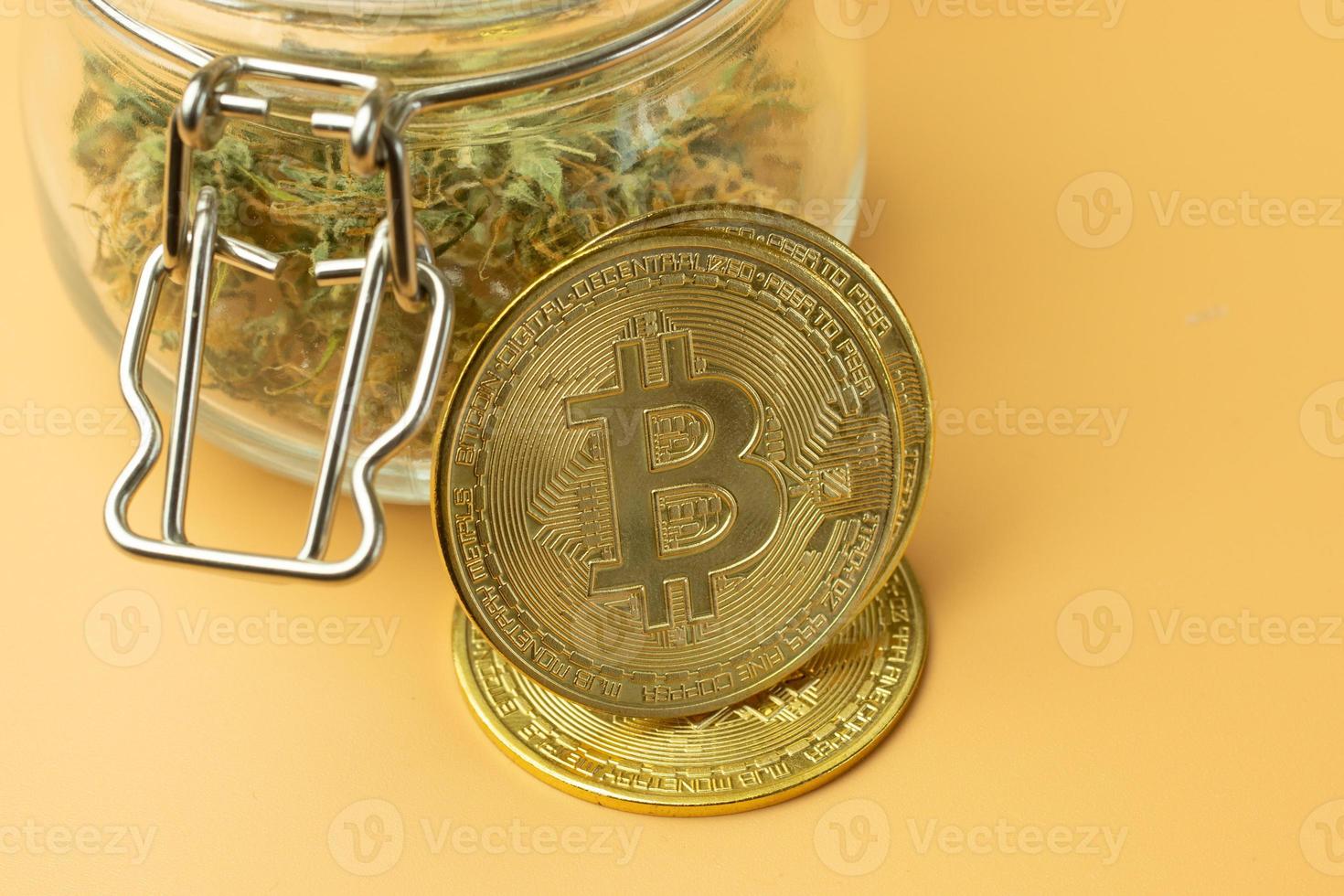 uso de la criptomoneda bitcoin en la compra de medicamentos de forma anónima. compra de marihuana por moneda btc. primer plano de fondo naranja foto