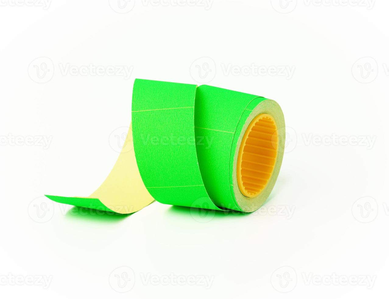 bobina con etiquetas de precio pegajosas vacías verdes sobre fondo blanco foto