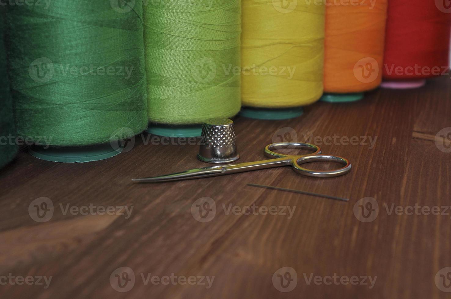 carretes de hilo para coser y bordar tijeras, dedal, aguja foto