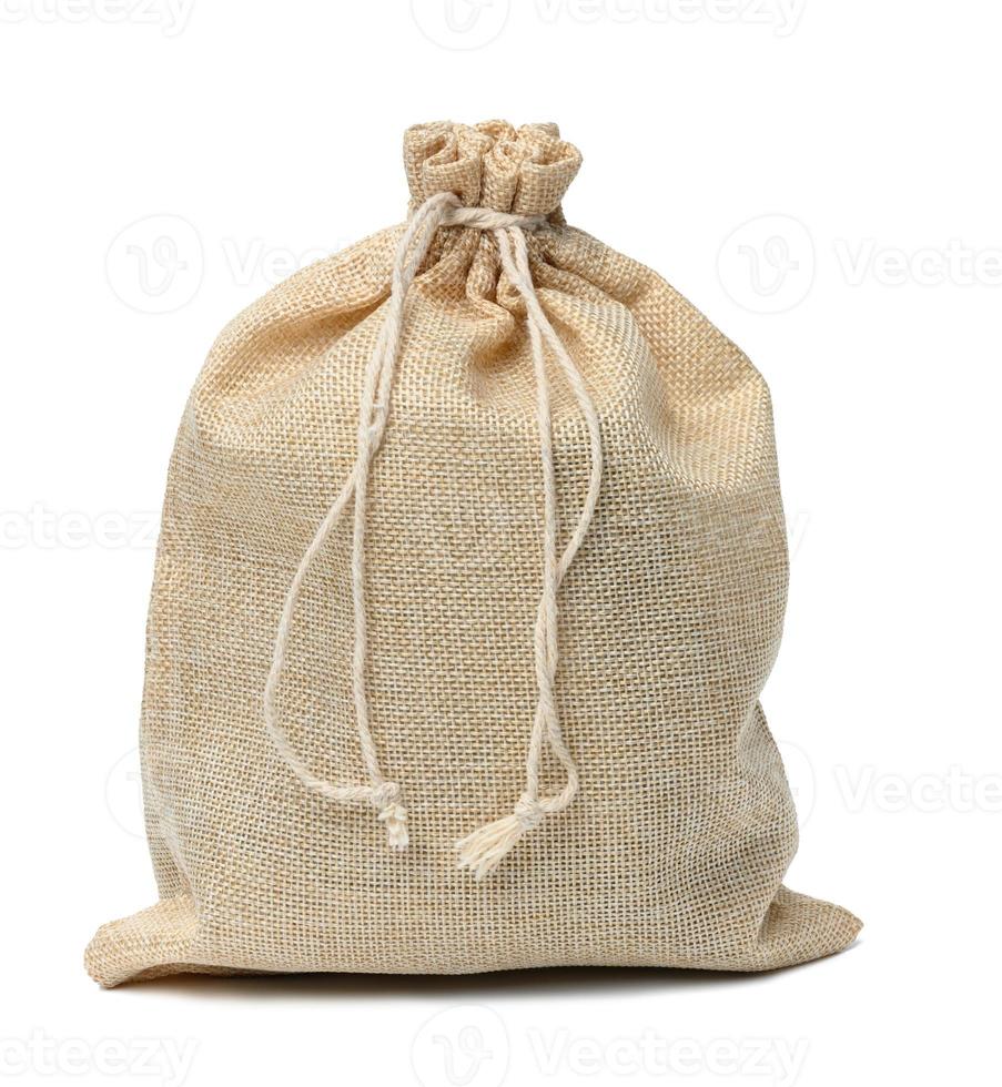 bolsa de lona llena atada con una cuerda y aislada en un fondo blanco foto