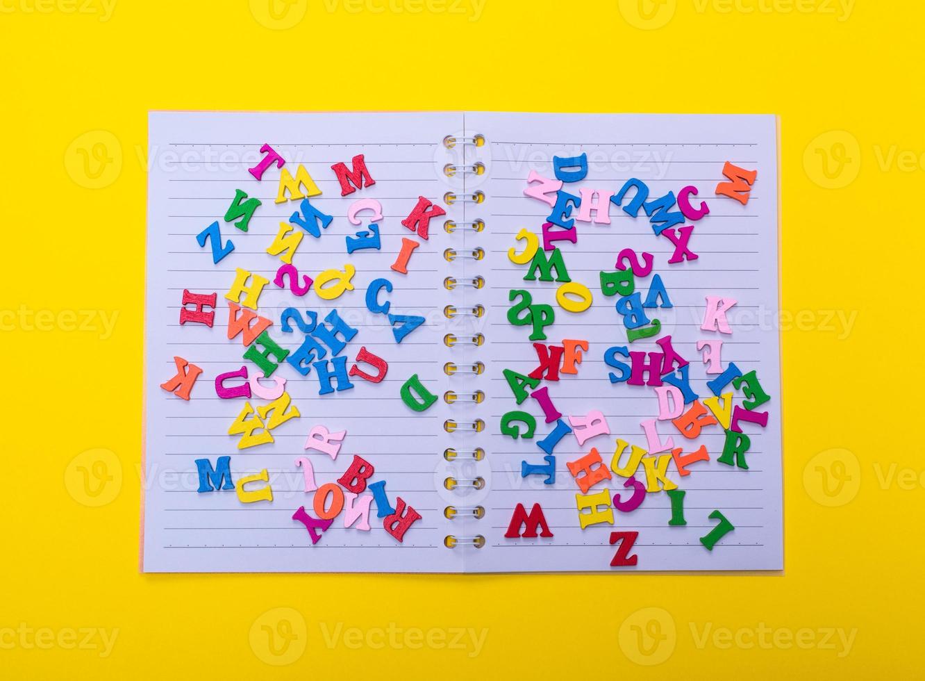 letras de madera multicolores del alfabeto inglés foto