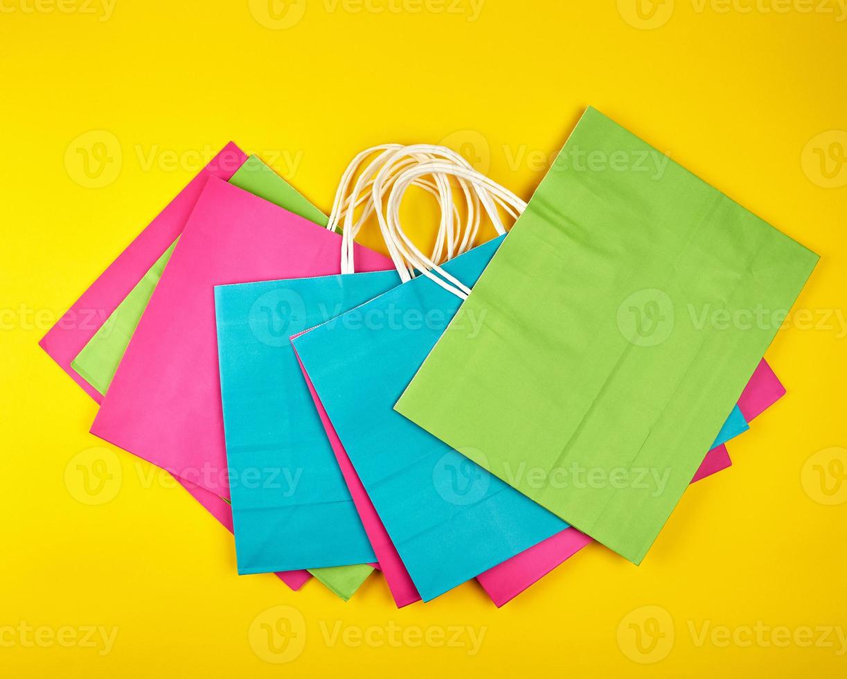 bolsas de compras rectangulares de papel multicolor con asas blancas foto