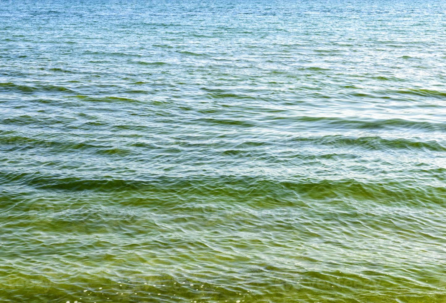 textura del agua del mar negro foto