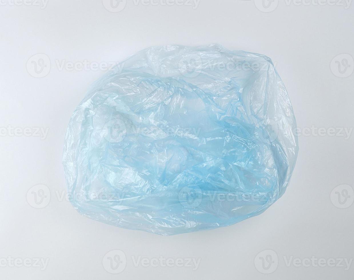 bolsa de plástico azul para la basura en un fondo blanco foto