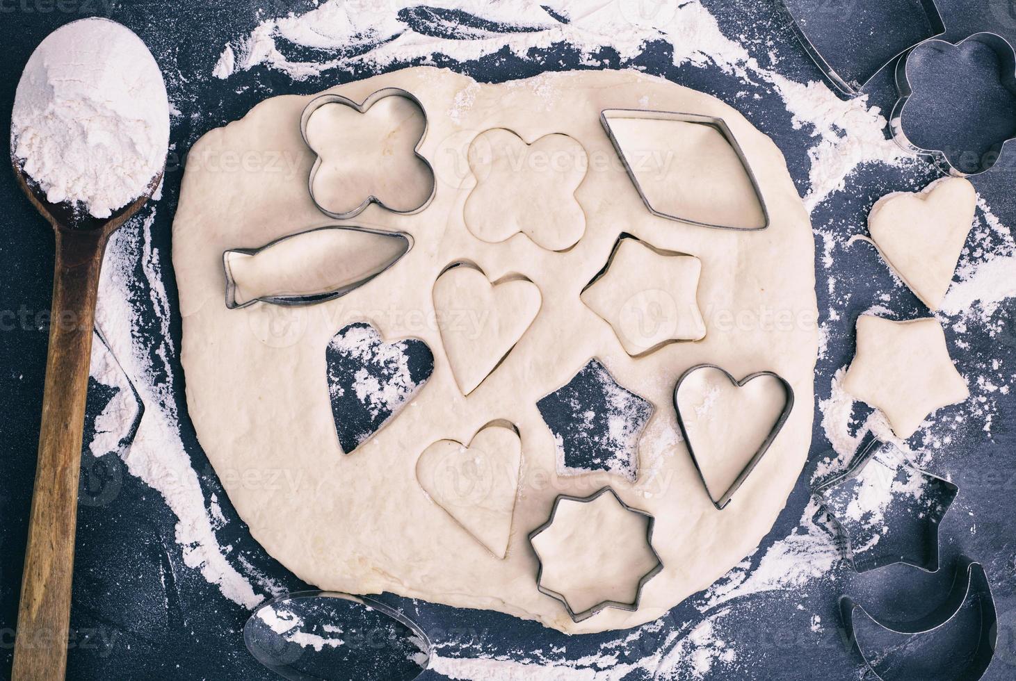 cortar galletas de masa con formas de hierro 18953082 Foto de stock en