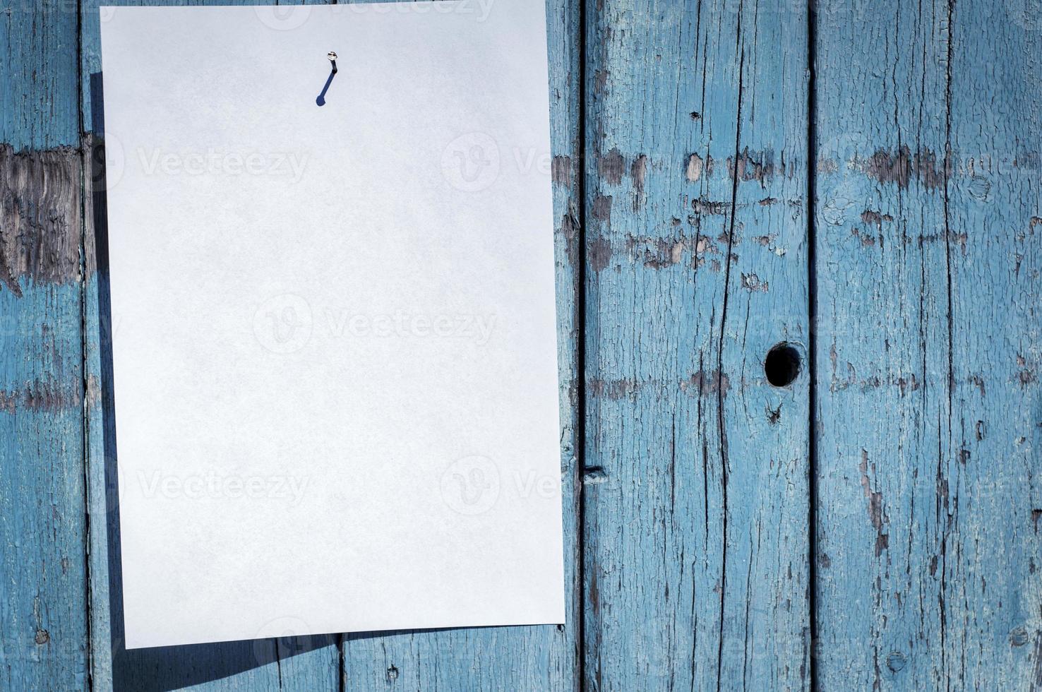 pedazo de papel blanco en blanco colgando de un clavo foto