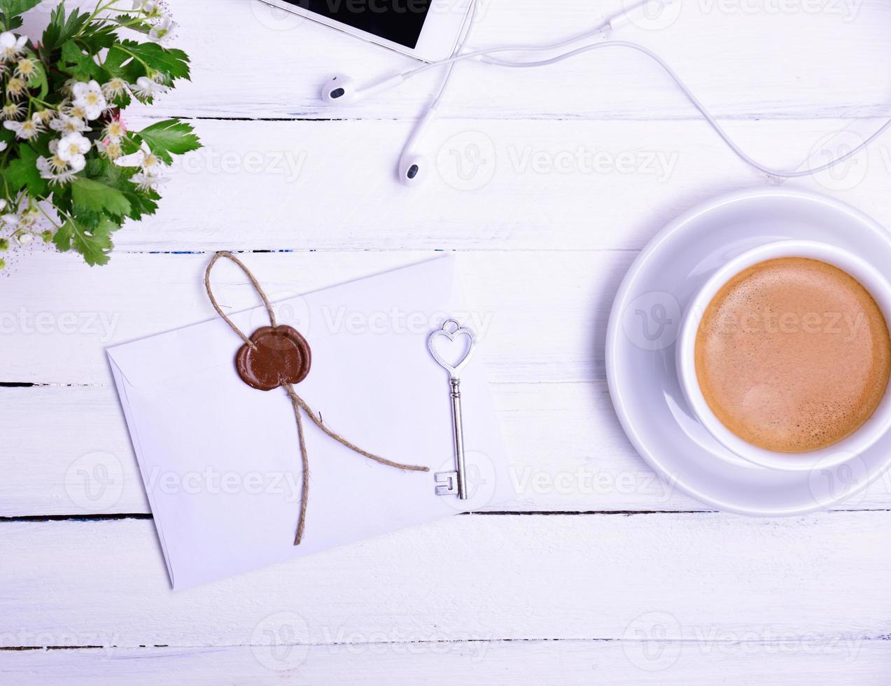 taza de café y un sobre sellado de papel foto