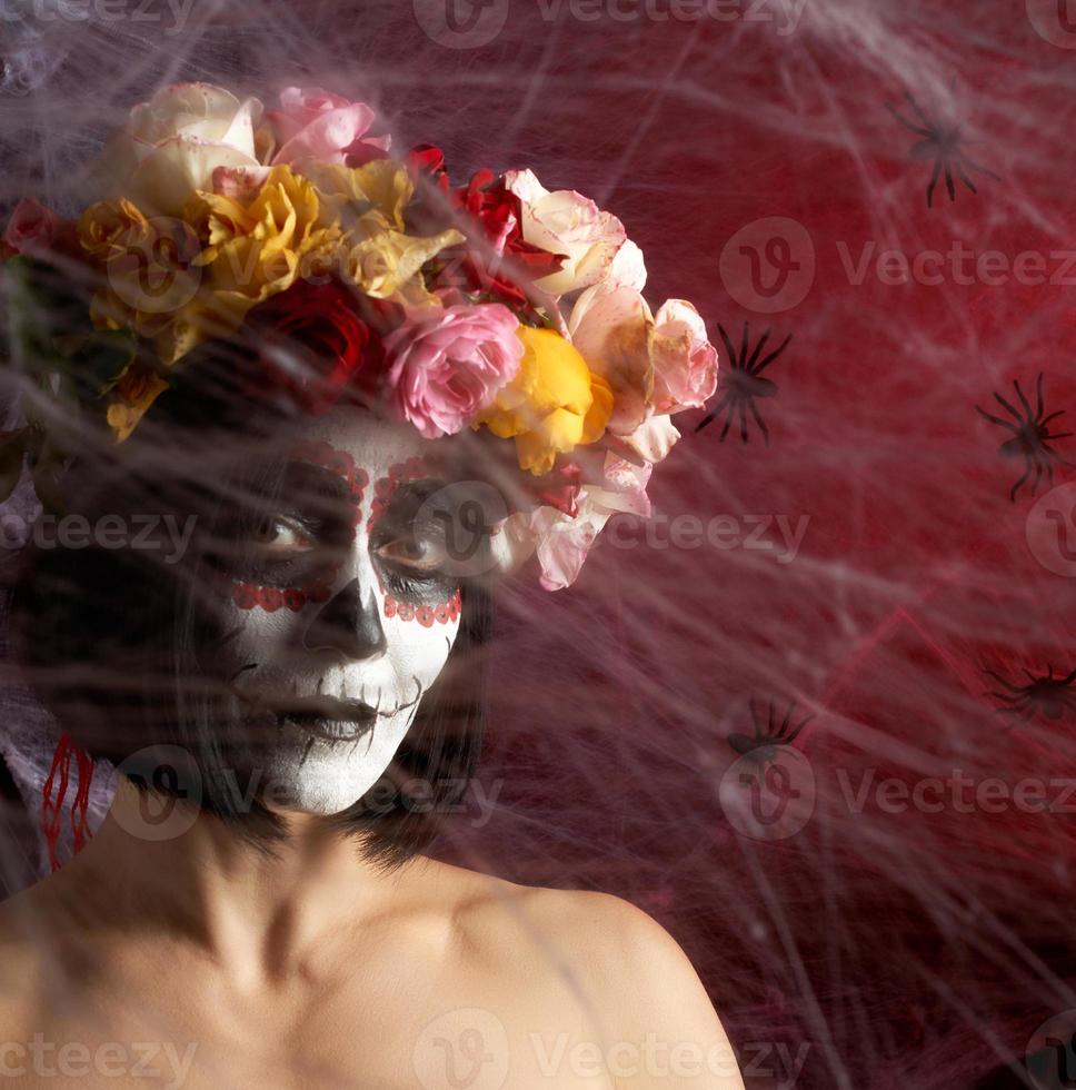retrato de una joven con maquillaje a imagen de katrina para la festividad del día de los muertos foto
