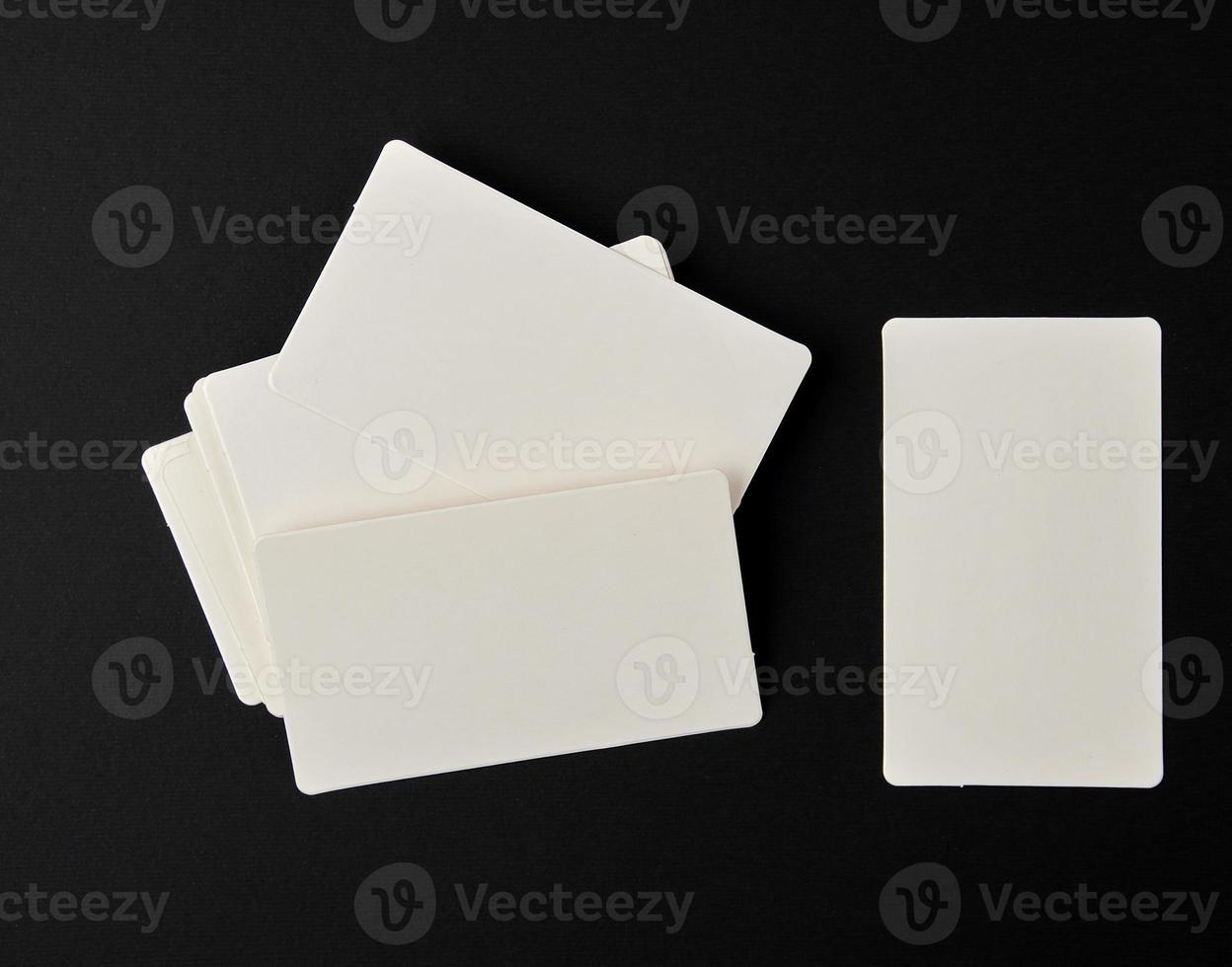 pila de tarjetas de visita blancas de papel rectangular en blanco foto