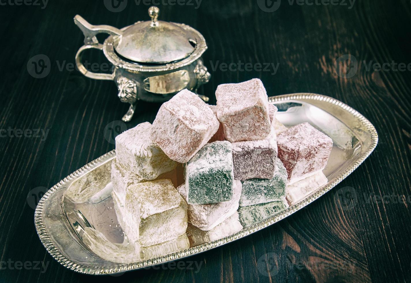 delicia turca con sabor a rosa en un tazón de plata tradicional foto