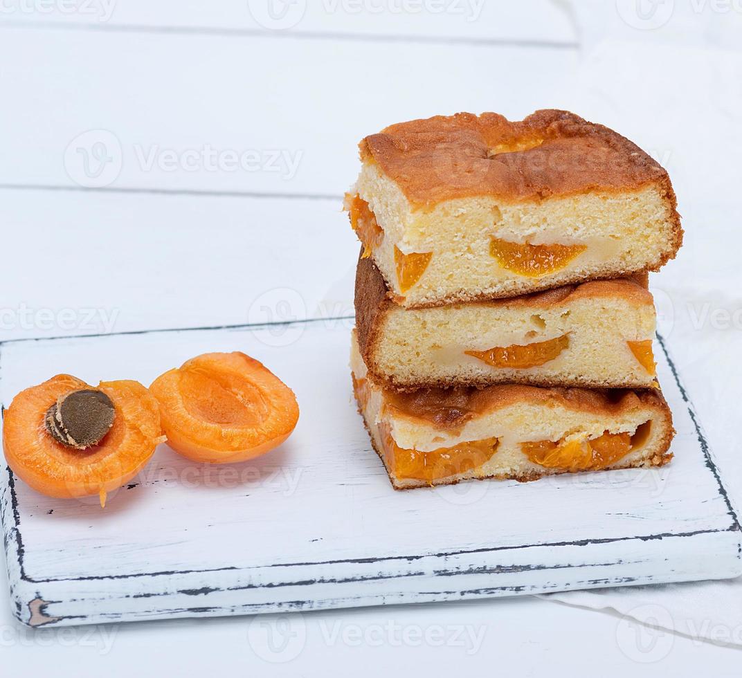 pila de rebanadas cuadradas horneadas de un pastel de galletas con albaricoques foto