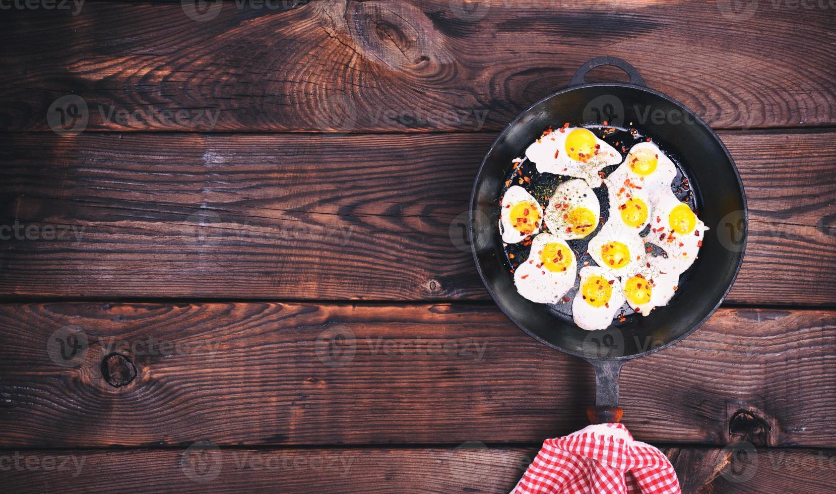 fried quail eggs in a castiron black frying pan 18954066 Stock Photo