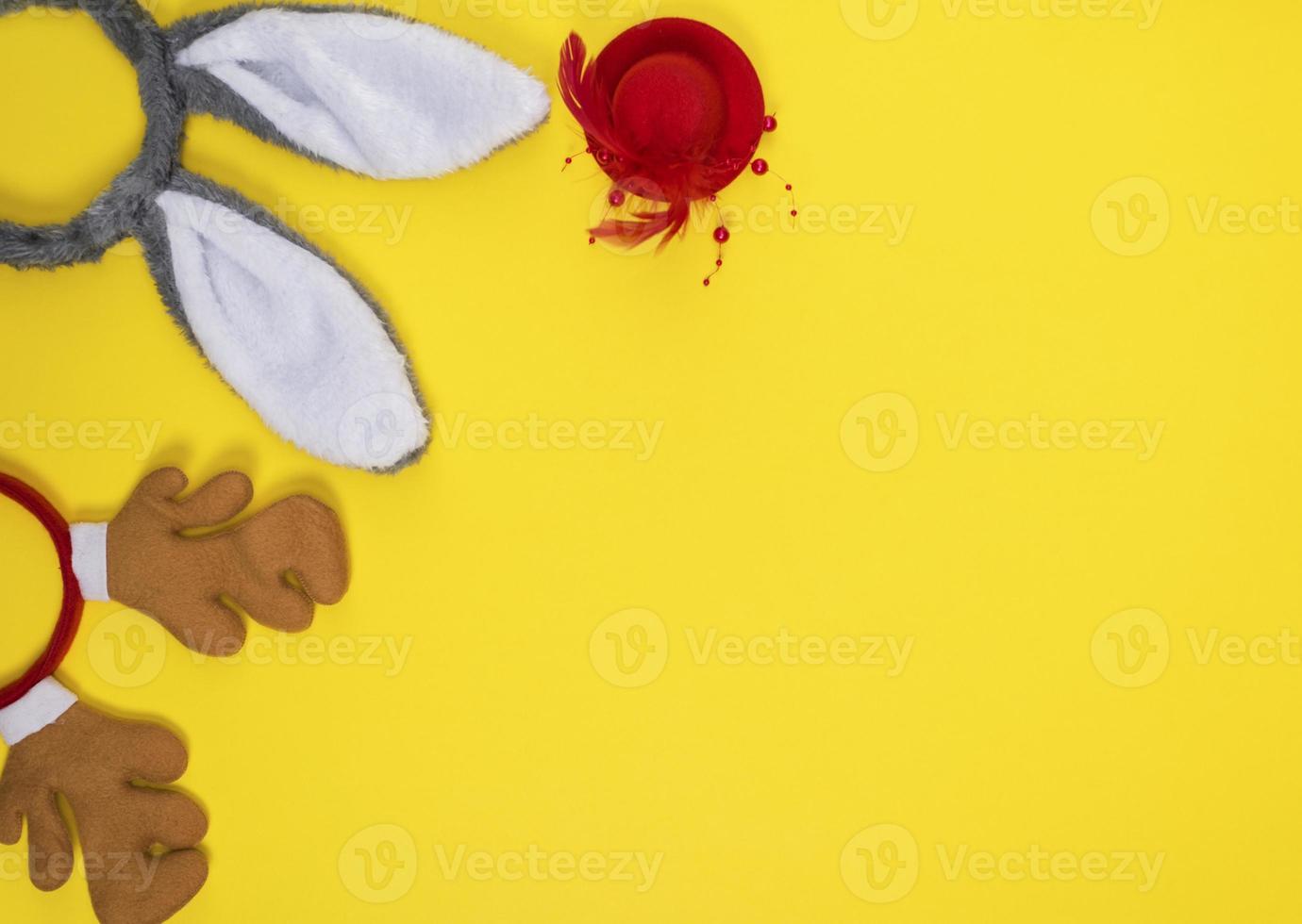 tocados de carnaval sobre un fondo amarillo foto