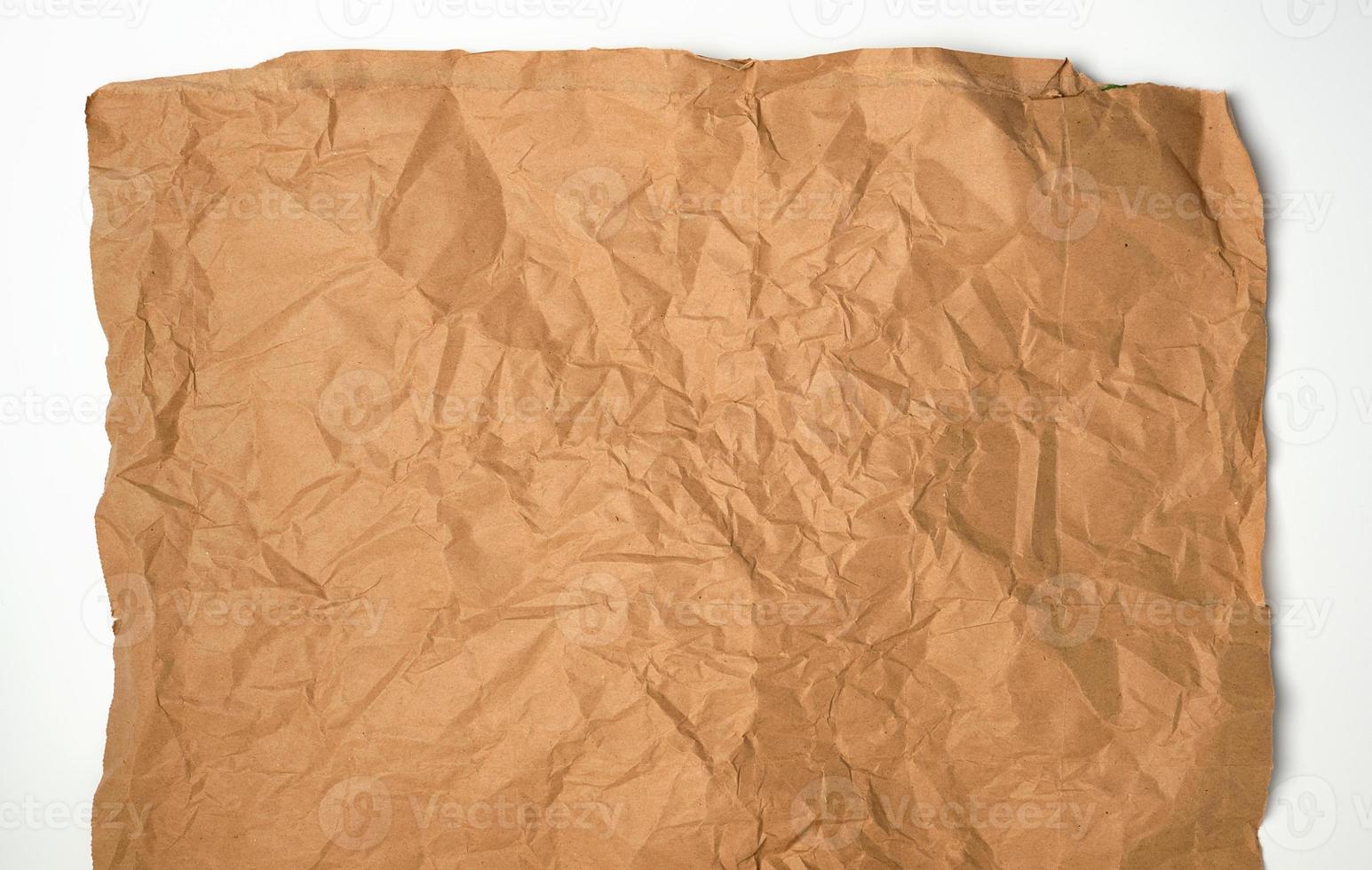 Trozo arrugado de hoja de papel marr n sobre fondo blanco 18955919 foto