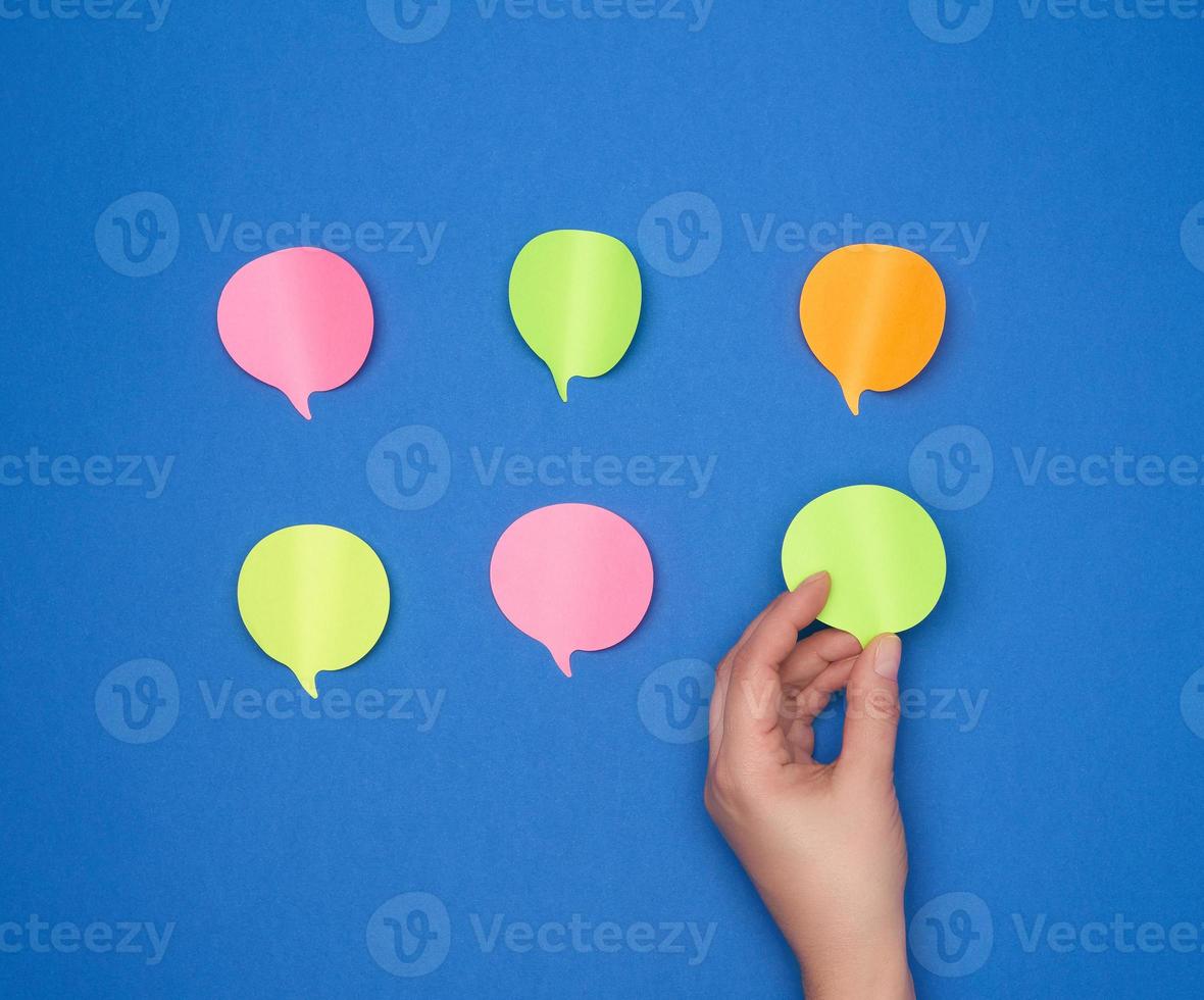 pegatinas multicolores de papel vacías en forma de nube foto