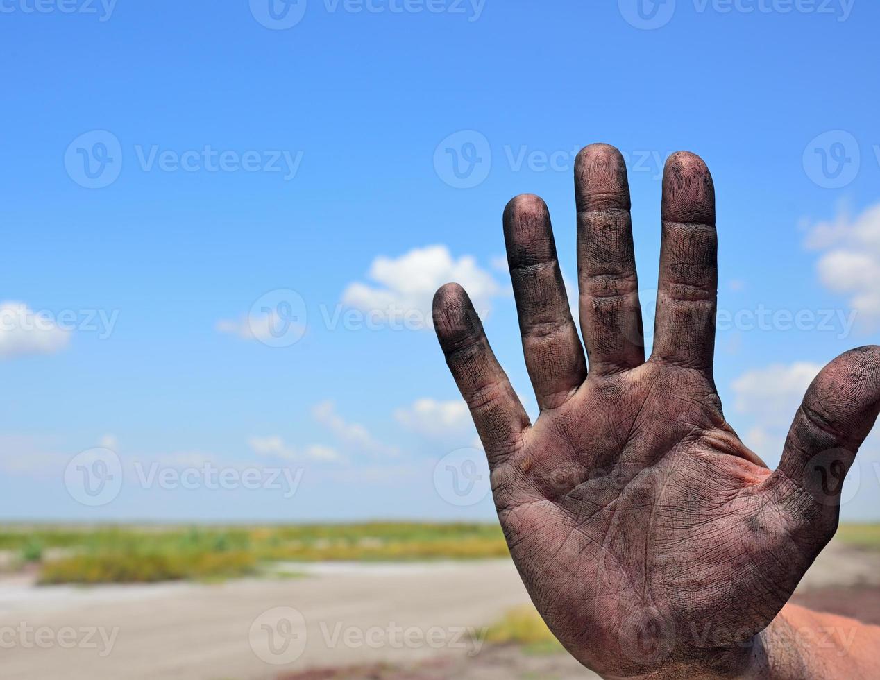 mano derecha del hombre sobre el fondo de un paisaje foto