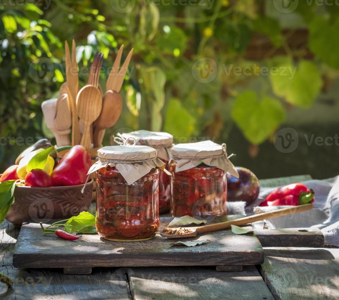 berenjena enlatada con verduras foto