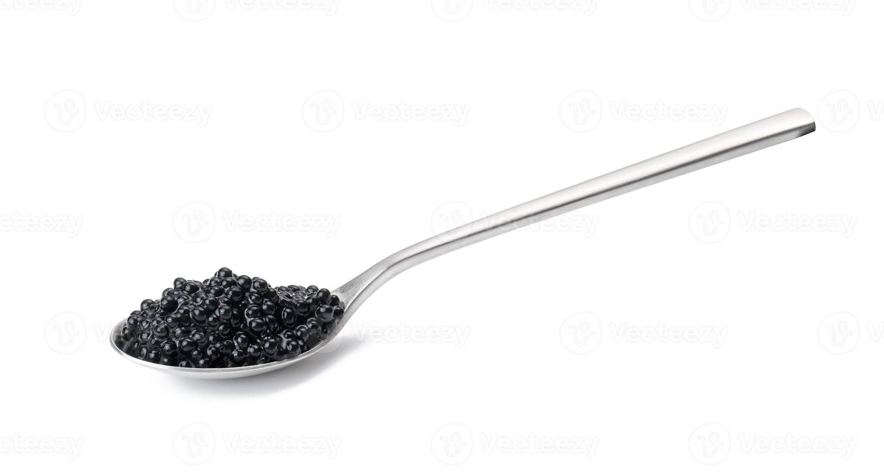 caviar de pez espátula negro en una cuchara de metal sobre un fondo blanco aislado foto