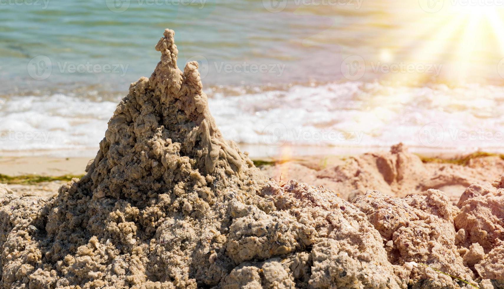 gran montón de arena mojada en la playa foto