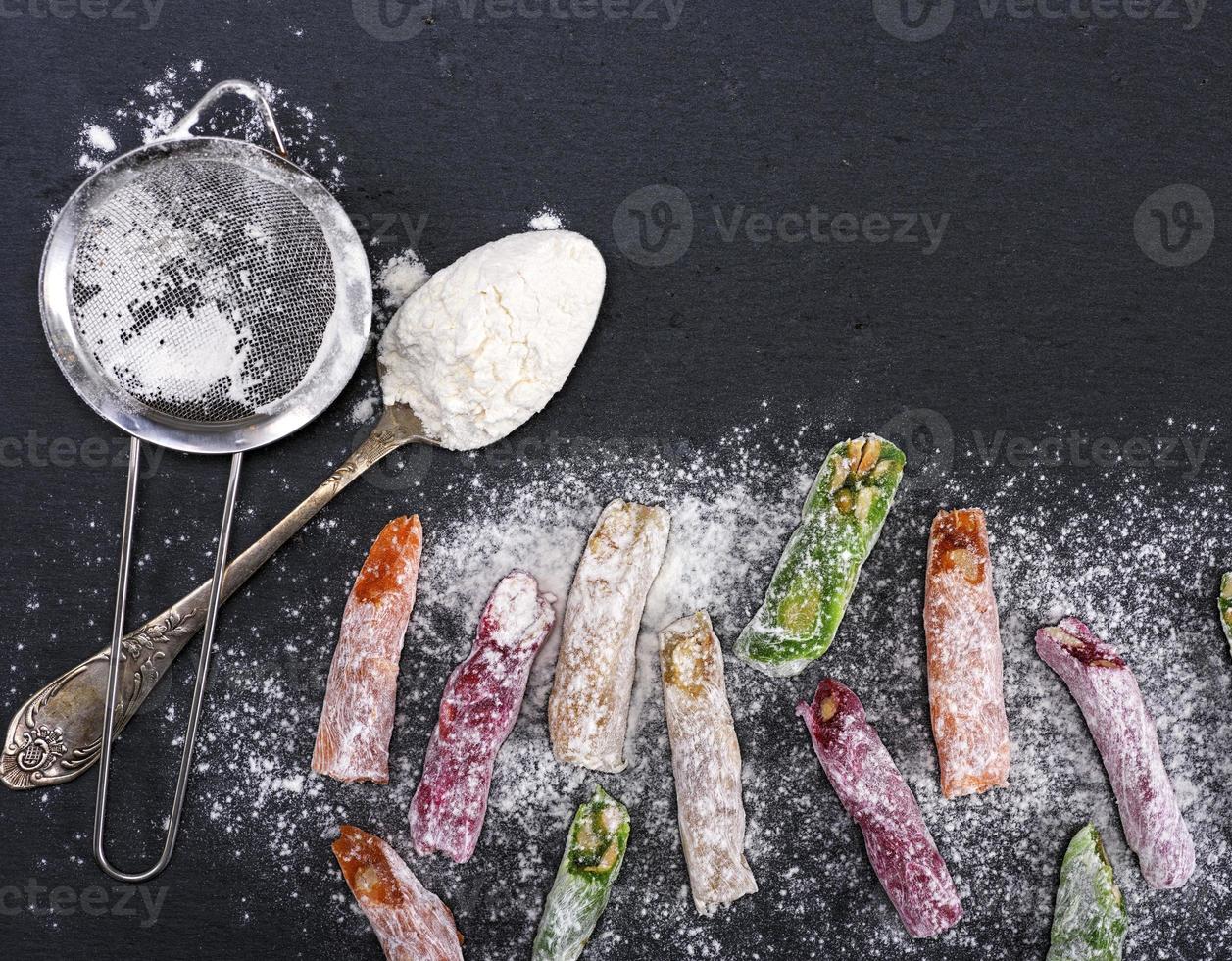 delicias turcas trozos de azúcar en polvo foto