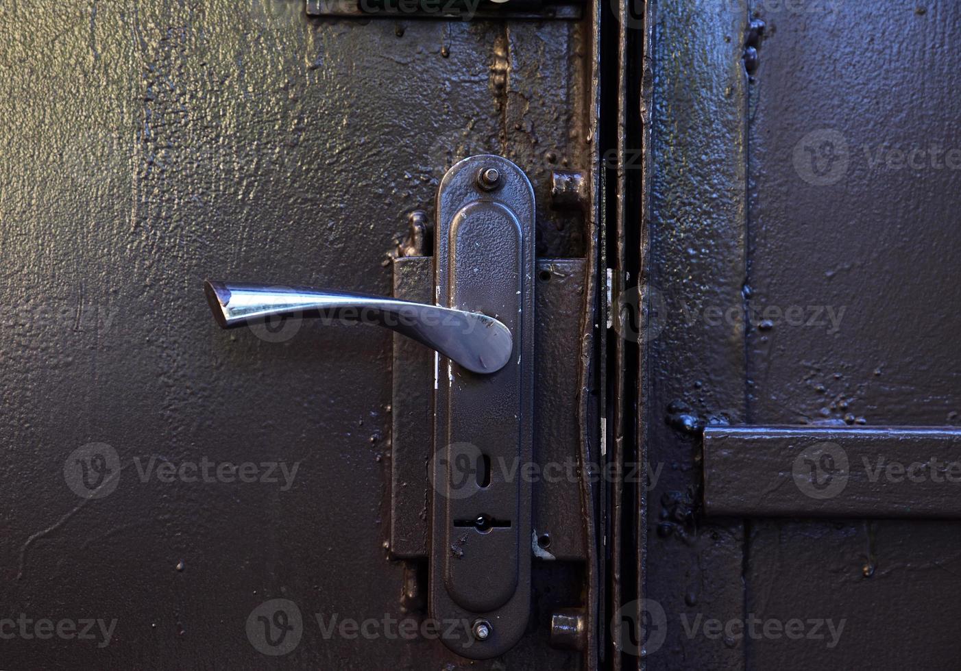 manija de puerta de hierro en puertas de hierro gris foto