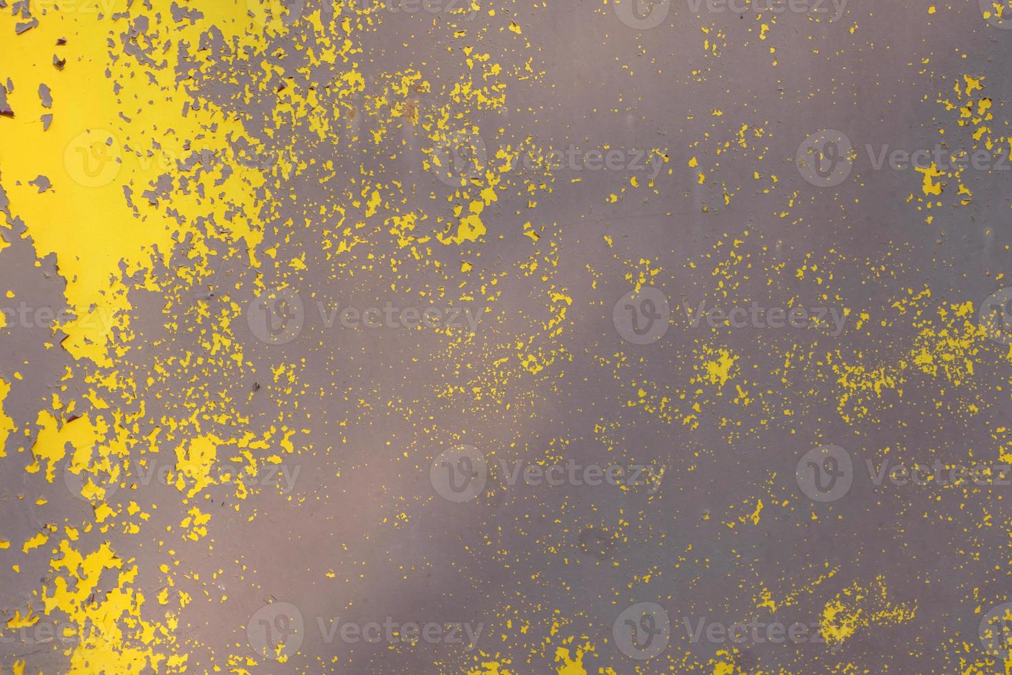 vieja pared de metal grungy amarillo con pintura descascarada y manchas oxidadas, textura fotográfica de fondo industrial foto
