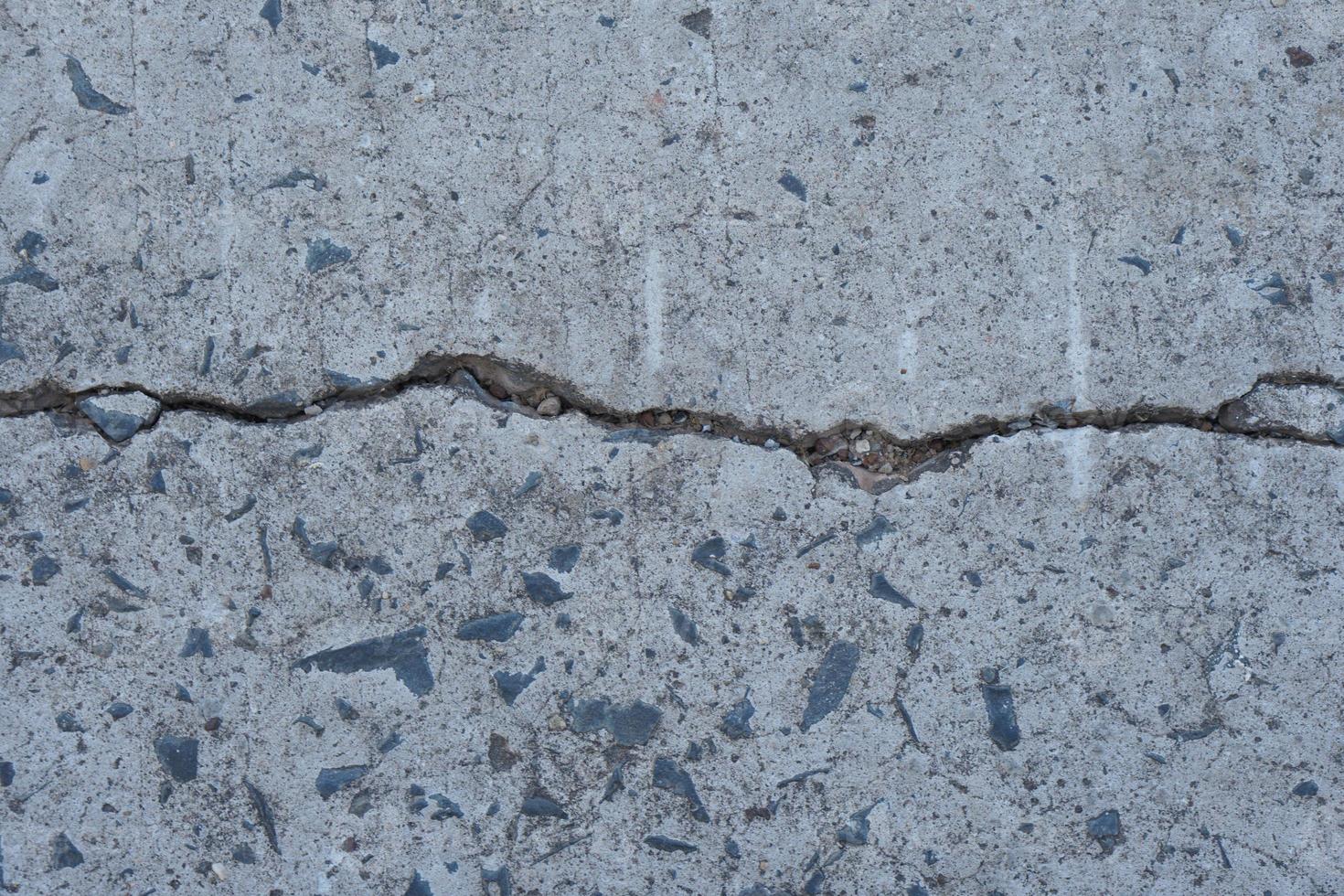fondo de carretera de cemento con grietas de hundimiento del suelo foto