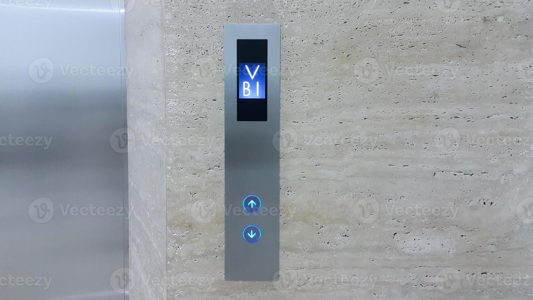 botón de ascensor arriba y abajo con pantalla indicando el piso b1 foto