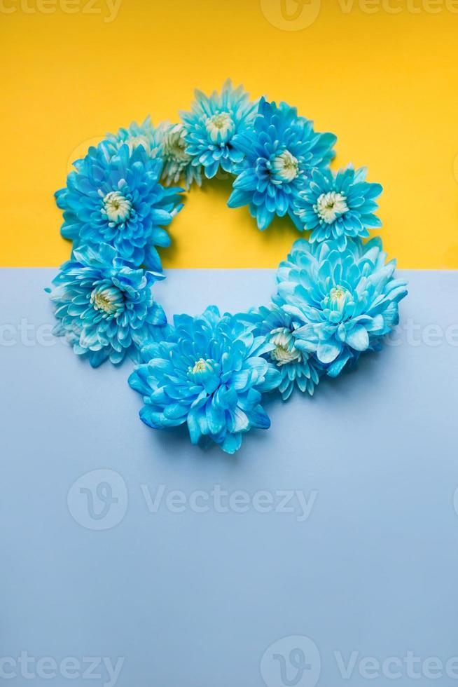 fondo azul y amarillo con flores azules. apoyar a ucrania foto