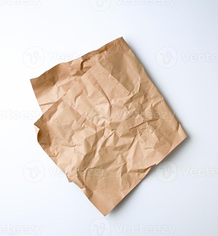 hoja doblada de papel artesanal marrón para embalaje foto