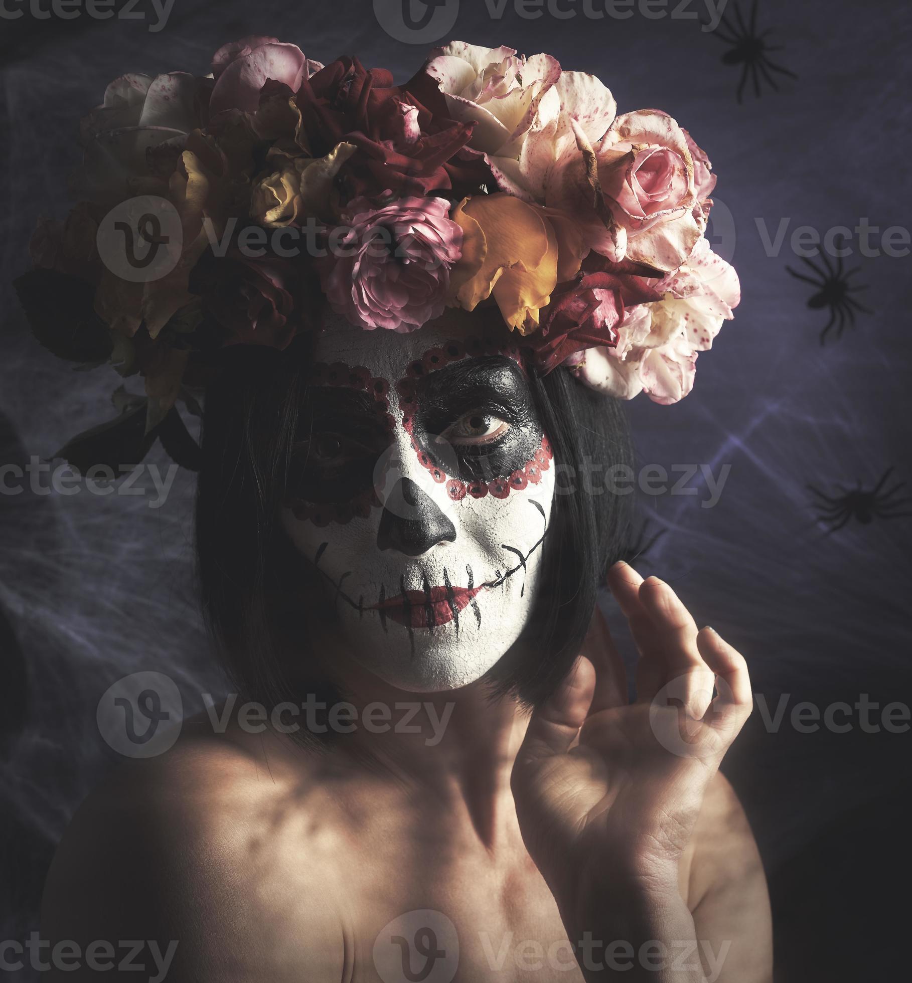 hermosa chica con máscara de muerte tradicional mexicana. calavera
