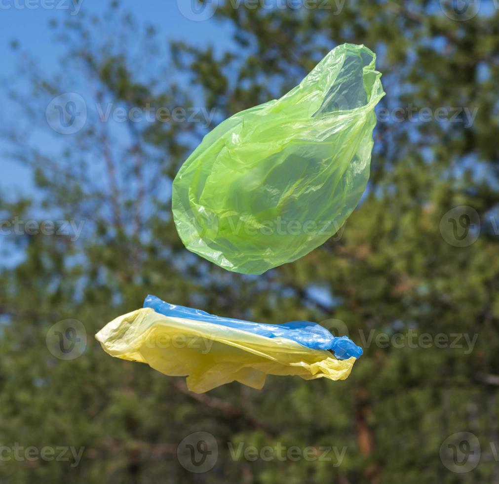 bolsas de plástico vacías vuelan a través del prado verde foto