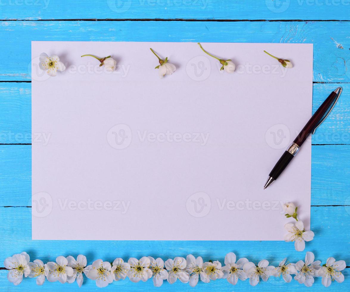 hoja de papel blanco sobre una superficie azul foto