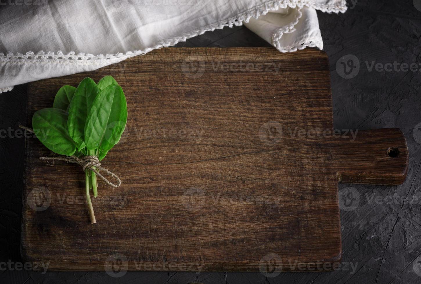 vieja tabla de cortar de cocina vintage y manojo con acedera verde foto