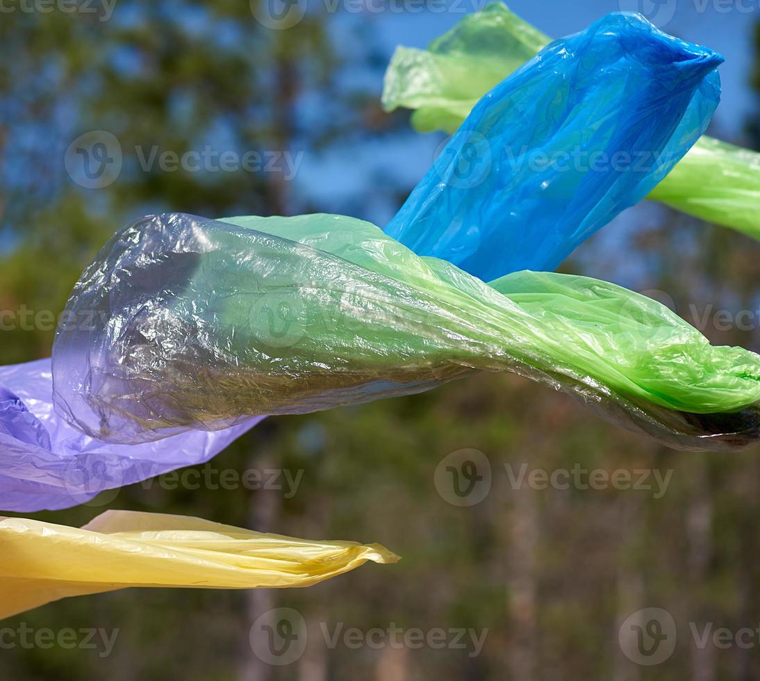 bolsas de basura de plástico vacías vuelan en la naturaleza foto