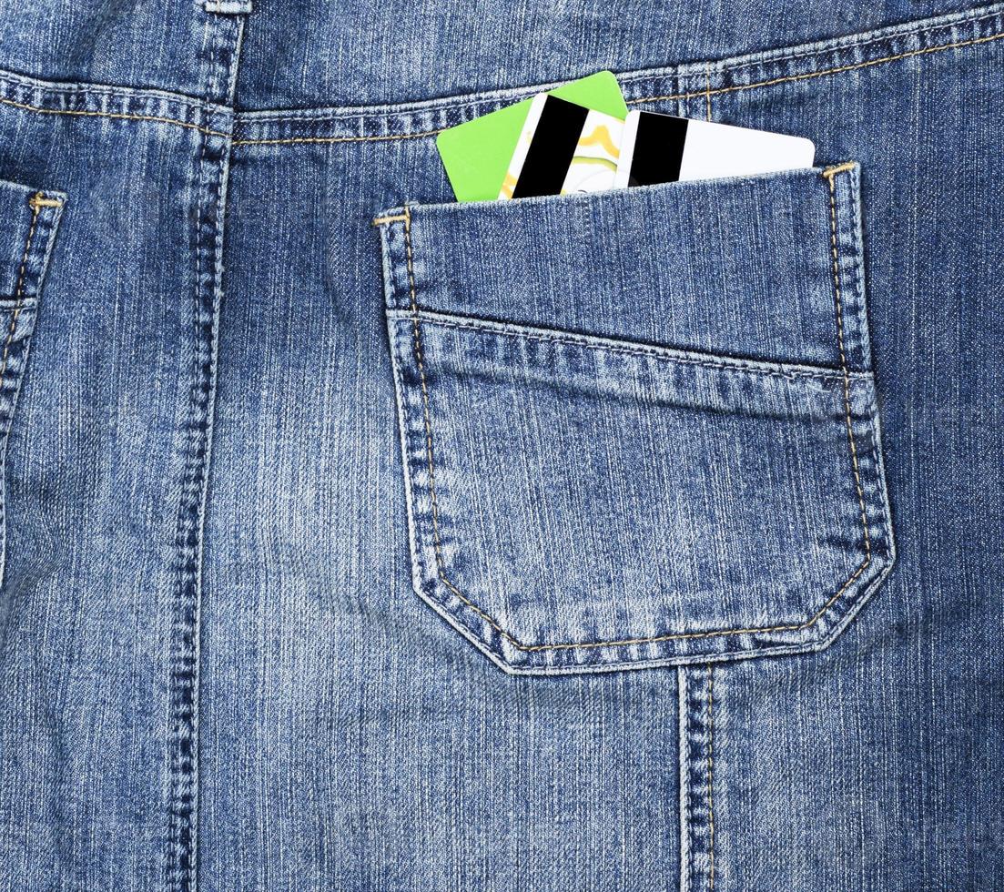 tarjeta de crédito de plástico en el bolsillo trasero de los jeans foto