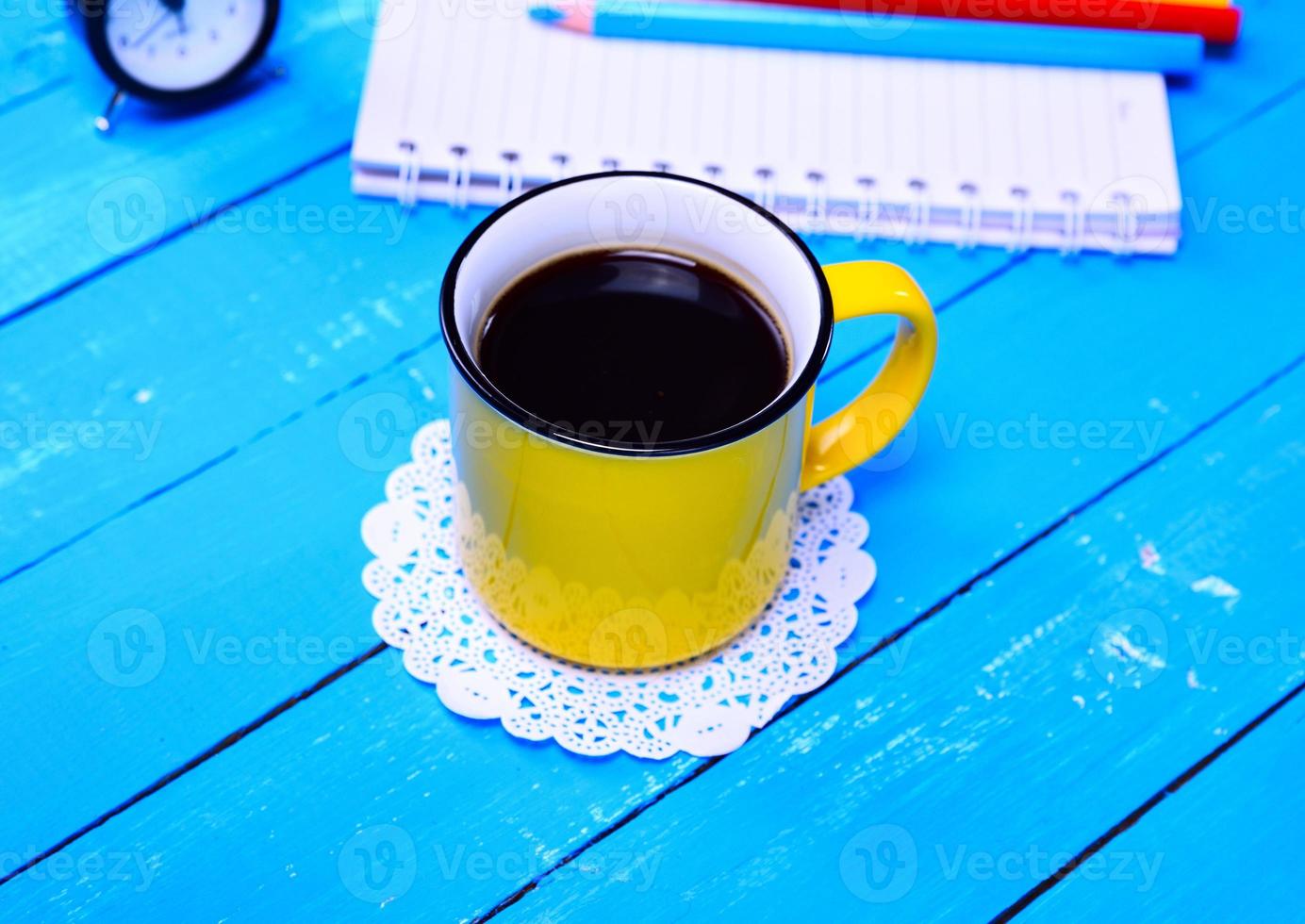 café negro en una taza amarilla foto