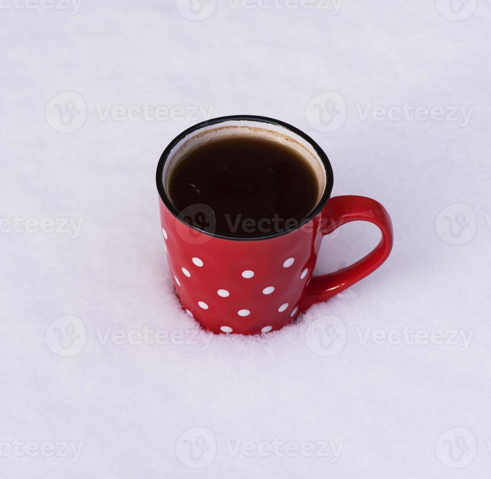 taza de cerámica con círculos blancos con café negro foto