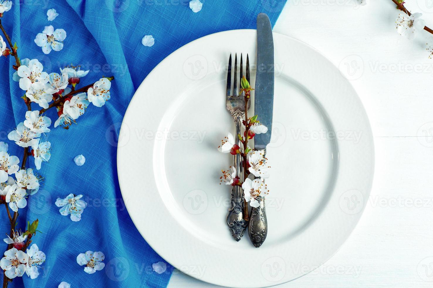 plato blanco vacío con tenedor y cuchillo foto