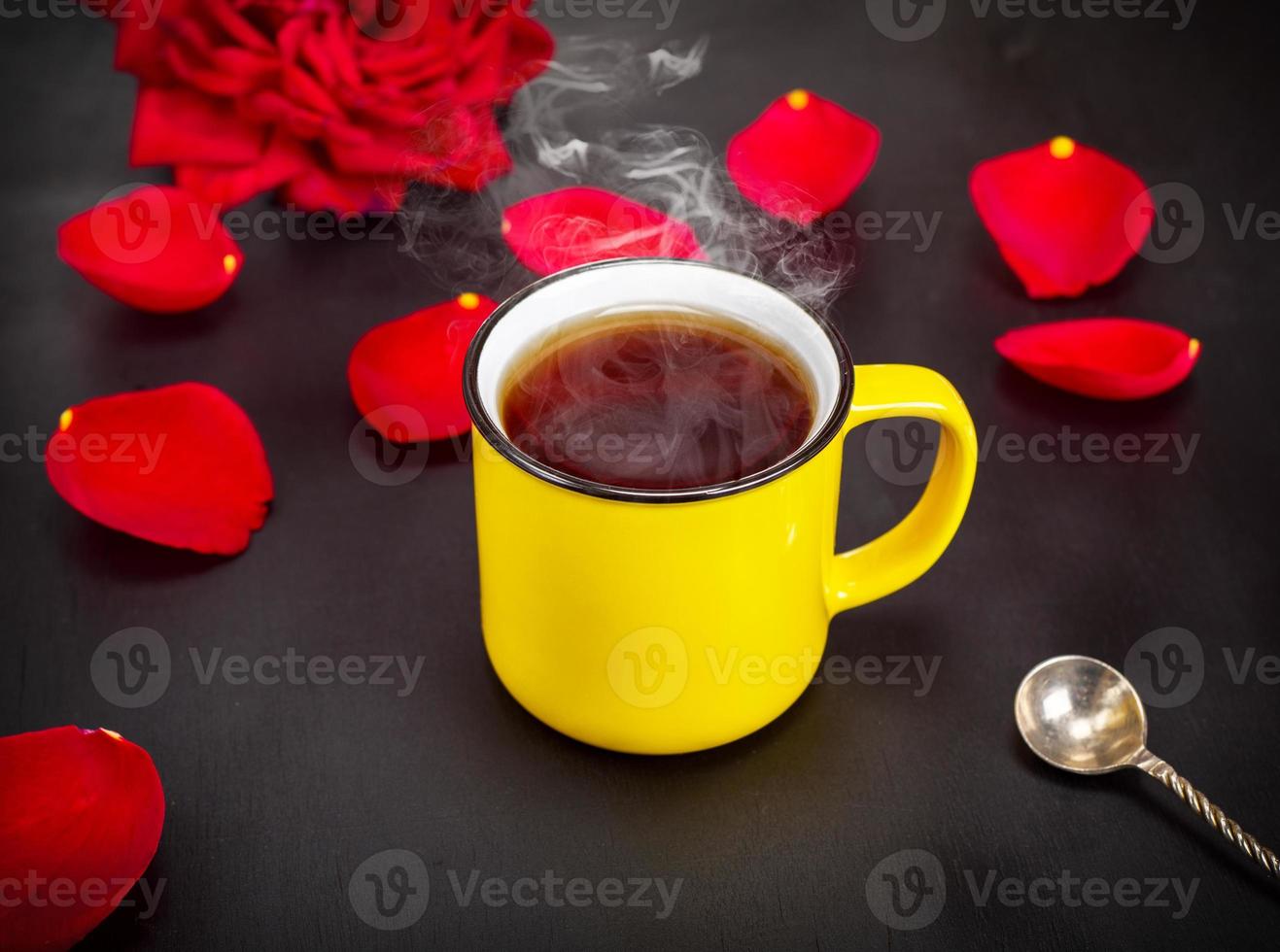 taza amarilla con café caliente foto