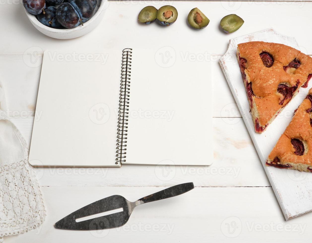 cuaderno abierto con páginas en blanco en blanco foto