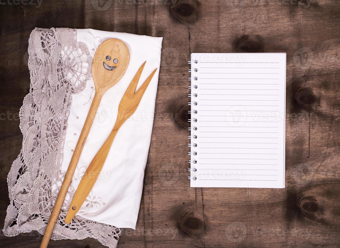 https://static.vecteezy.com/system/resources/previews/018/961/900/non_2x/open-notepad-in-a-line-and-a-wooden-spoon-with-a-fork-photo.jpg