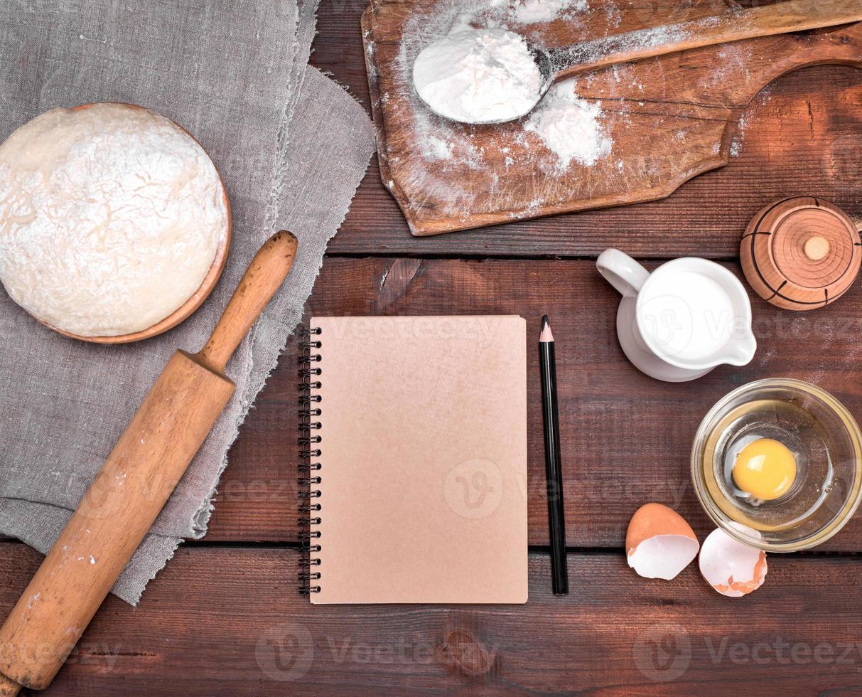 abra el cuaderno en blanco y el lápiz de madera negro foto