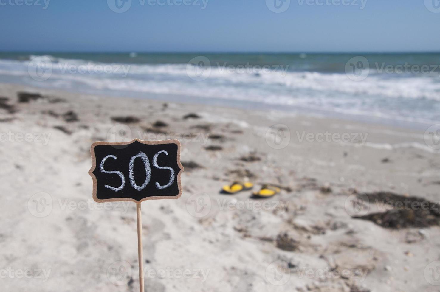 placa de madera con una inscripción sos foto