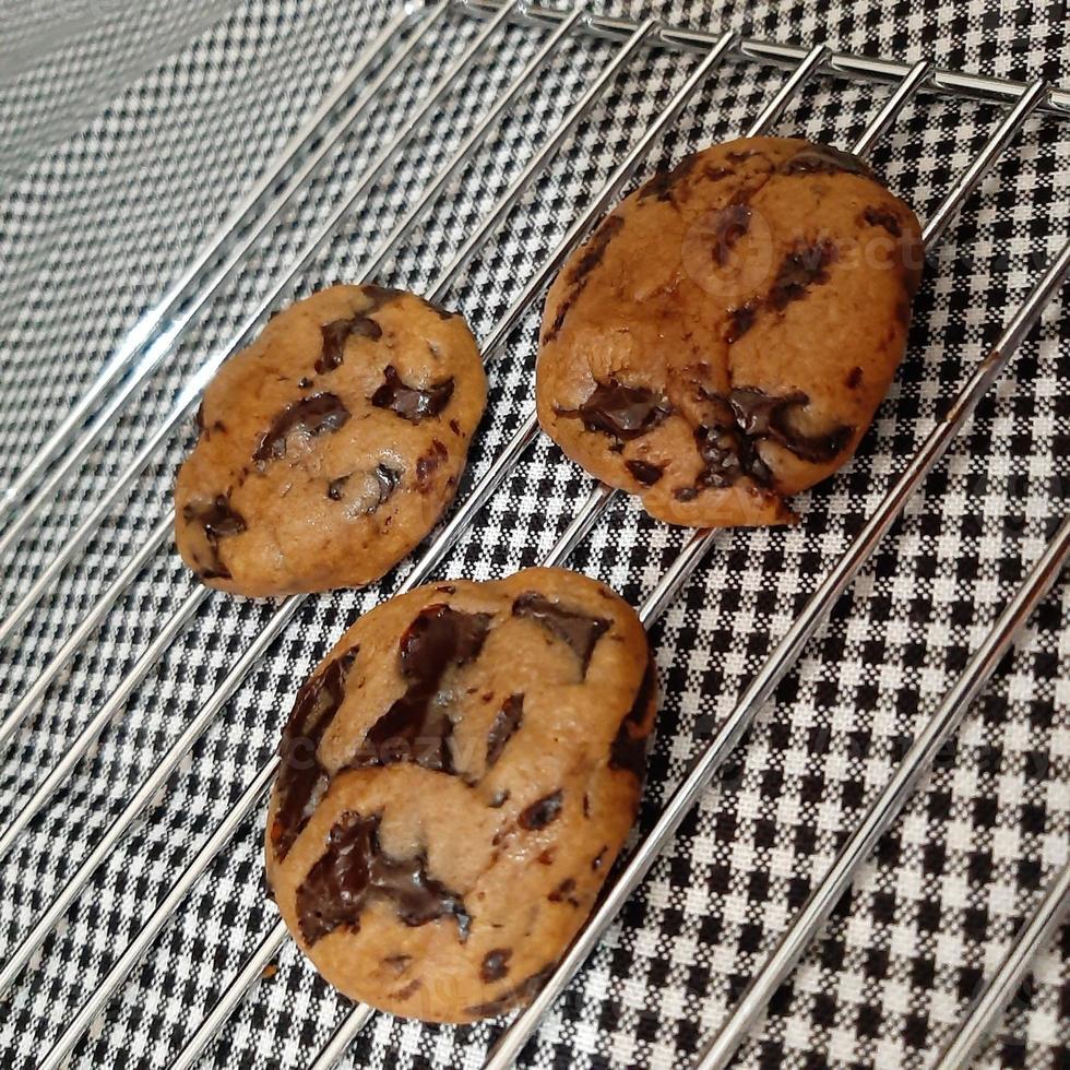 galletas con chispas de chocolate en una bandeja para hornear listas para comer foto