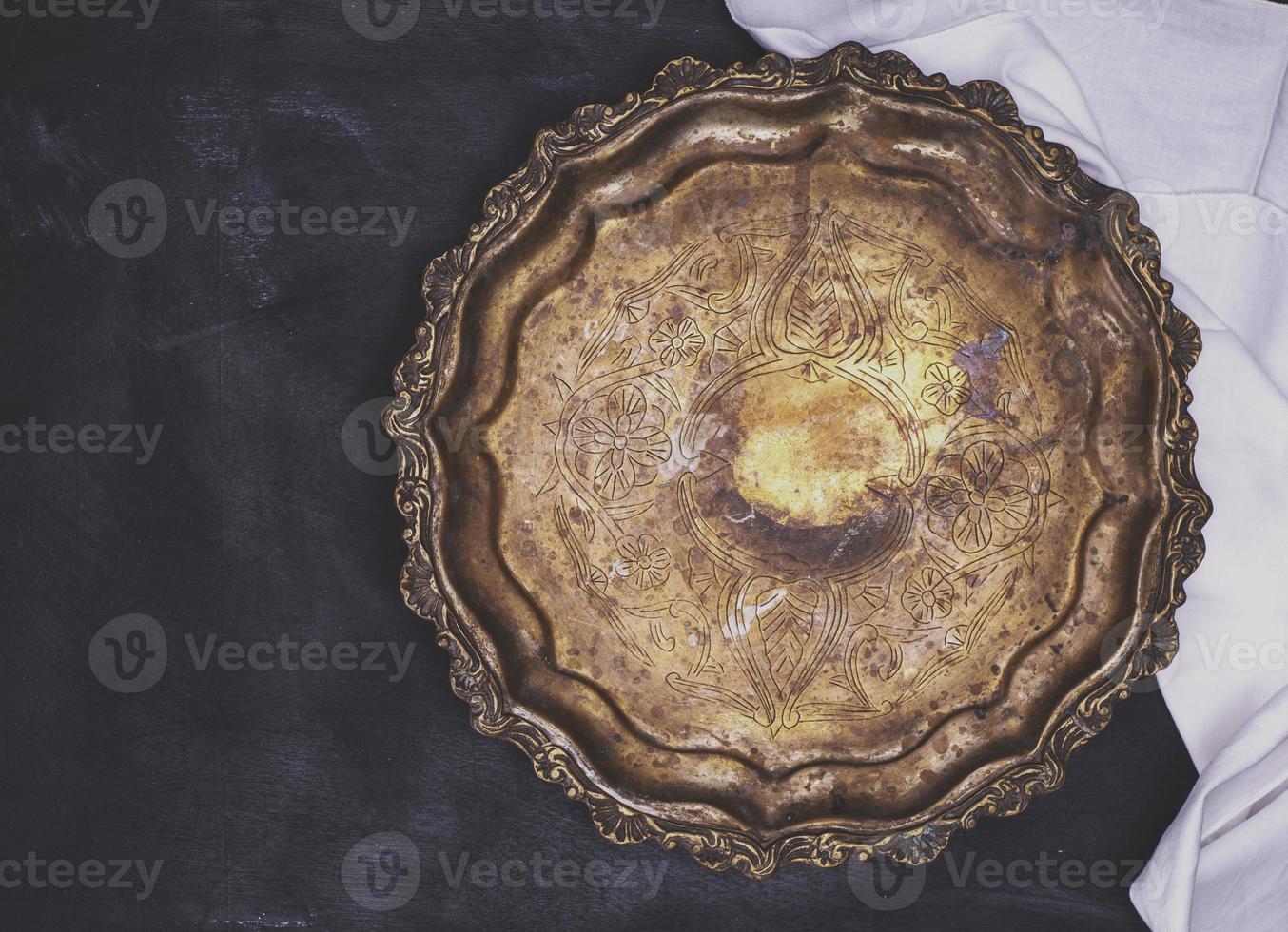 empty round copper plate photo