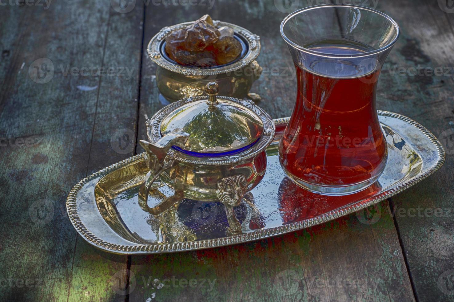 té negro en una taza turca tradicional en bandeja de plata foto